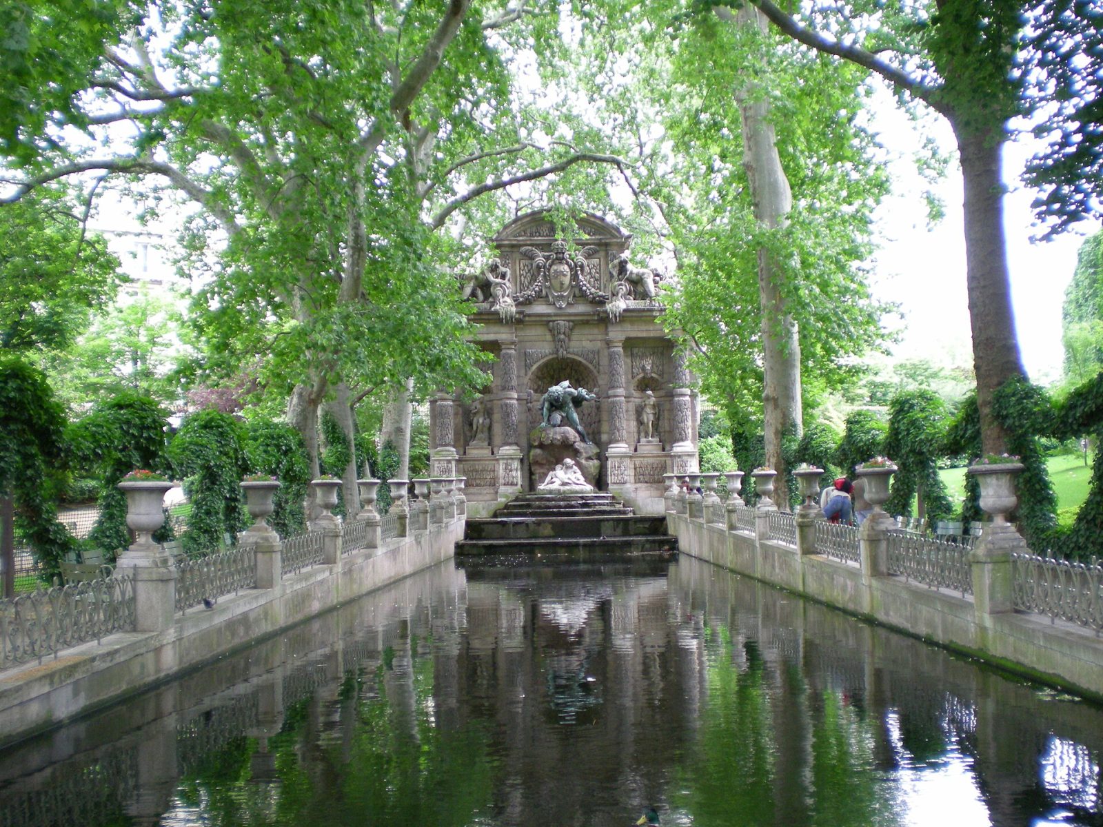Plazas parisinas al caer la tarde