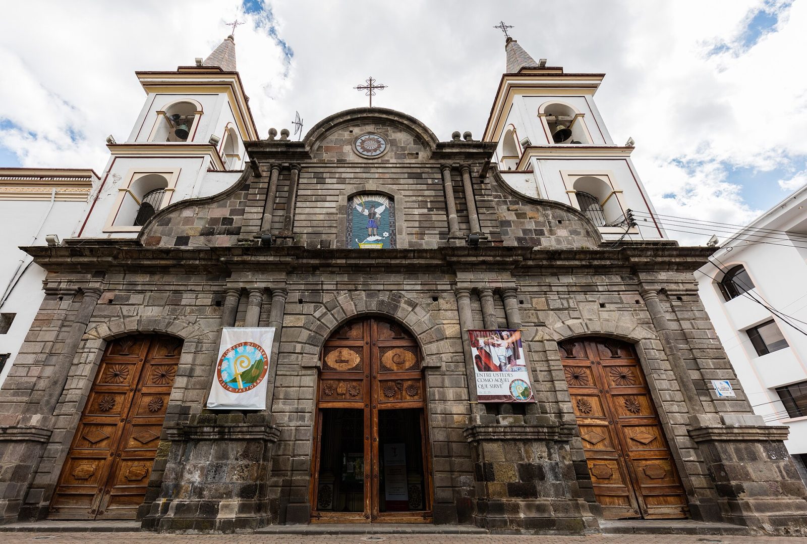 Ibarra Churches: Catedral de Ibarra and Basílica La Dolorosa