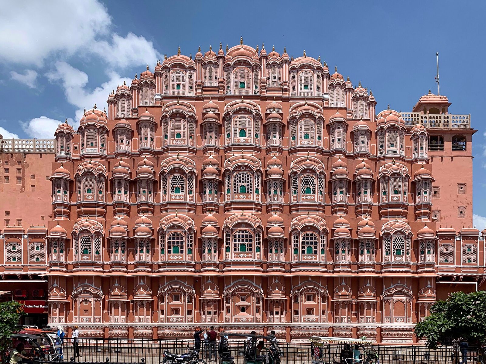 Hawa Mahal y la corte del Palacio de la Ciudad