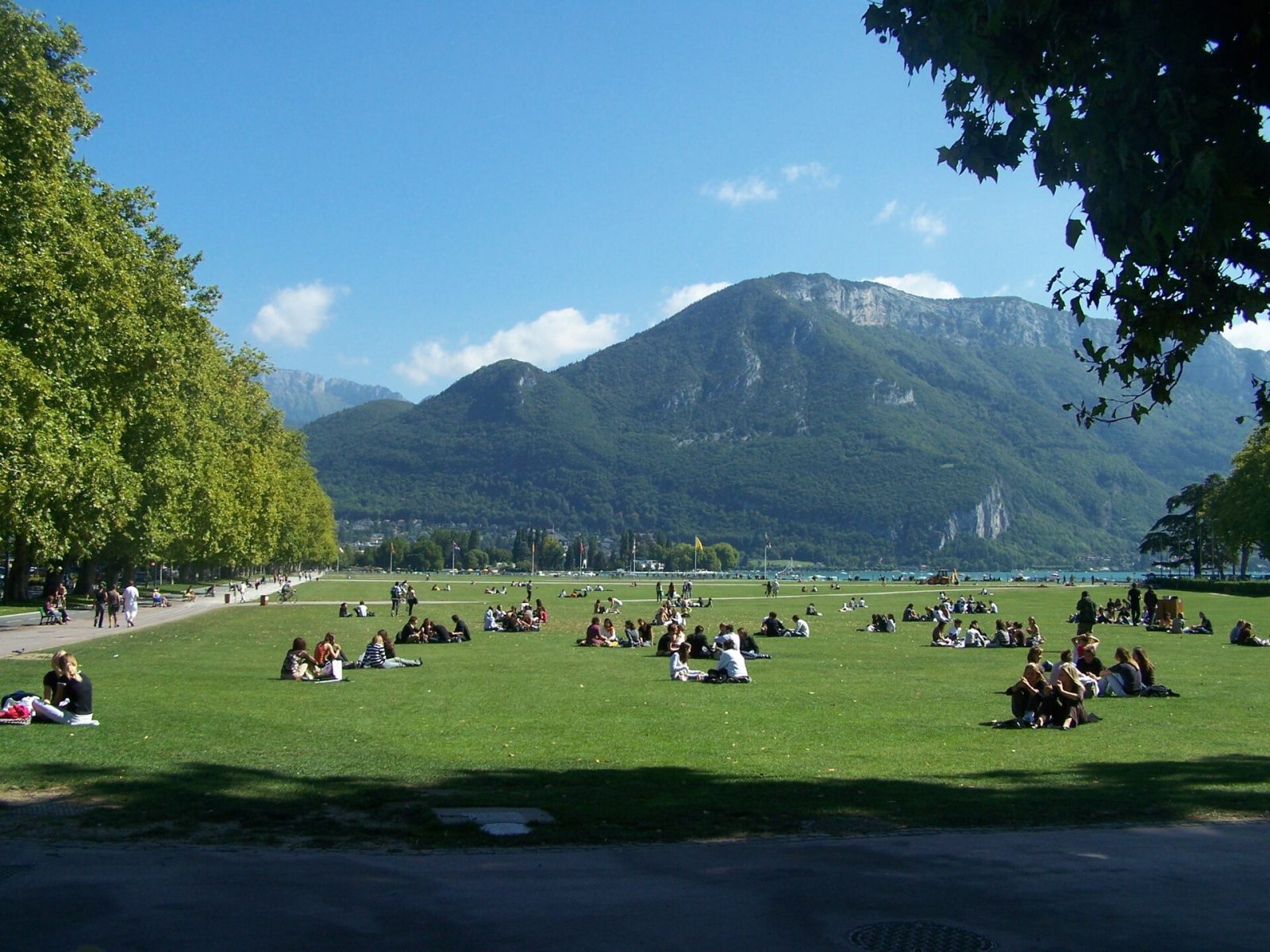 Lake Annecy Waterfront: Open Water and Viewpoints